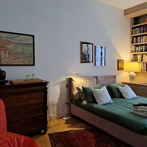 Casa Mari - Free Secure Parking, Breakfast, Private Bathroom, Wifi, Garden, Aircon, 3 Min Walk To Metro And Train Station Milano